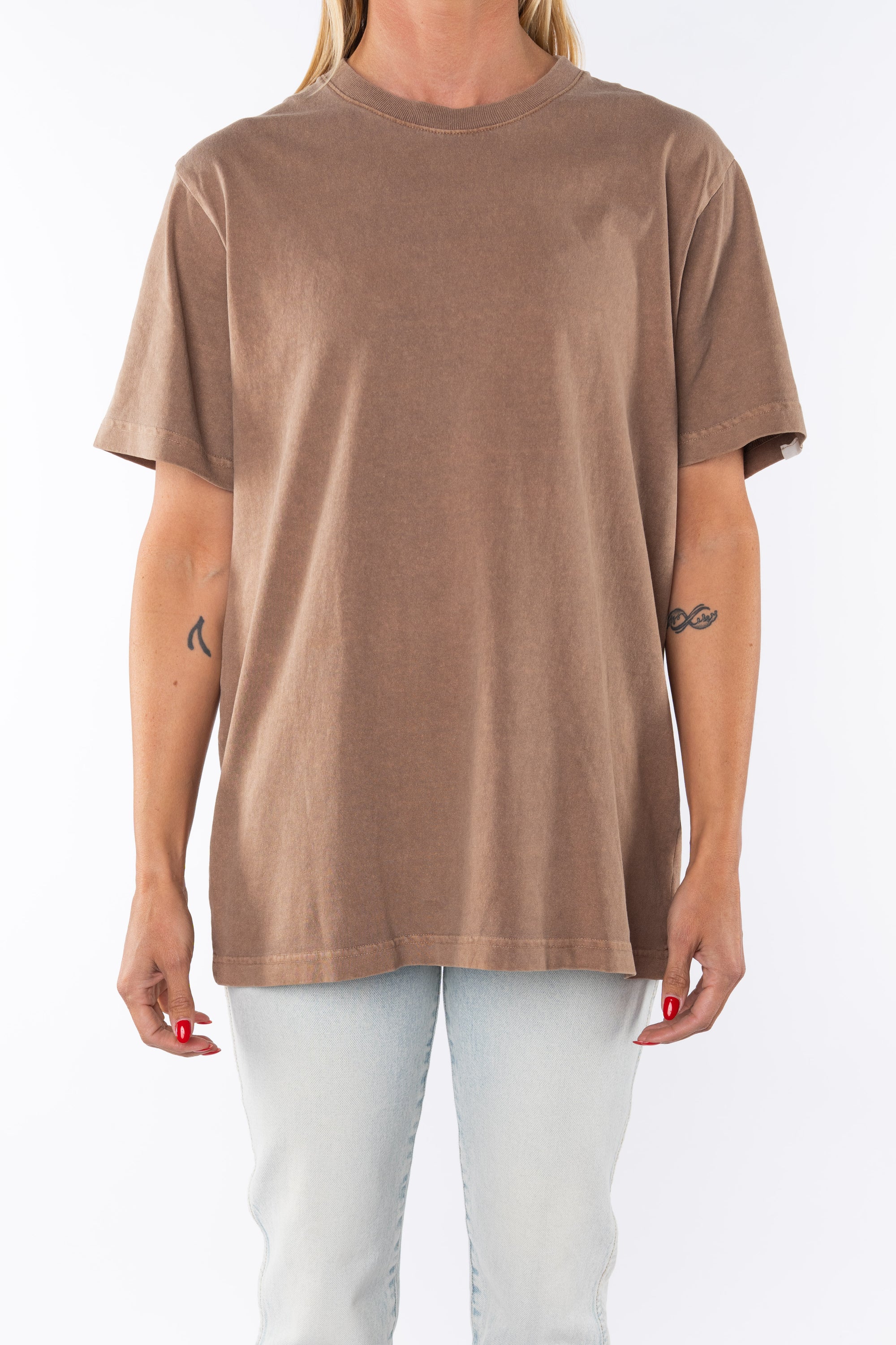 Woman wearing Beach Crewneck T-shirt in Brownstone with Surf Jeans.